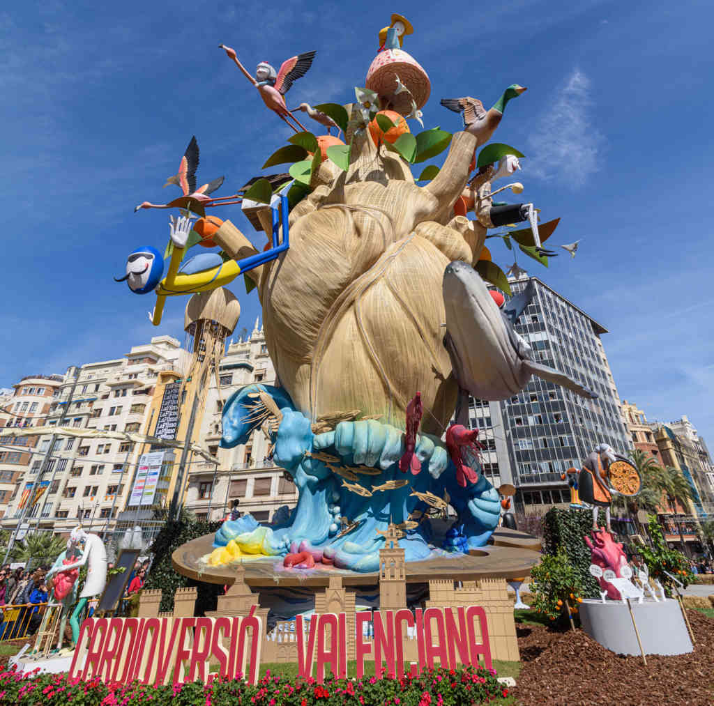 Valencia - fallas 2023 - falla del Ayuntamiento - Cardioversió Valenciana 01.jpg